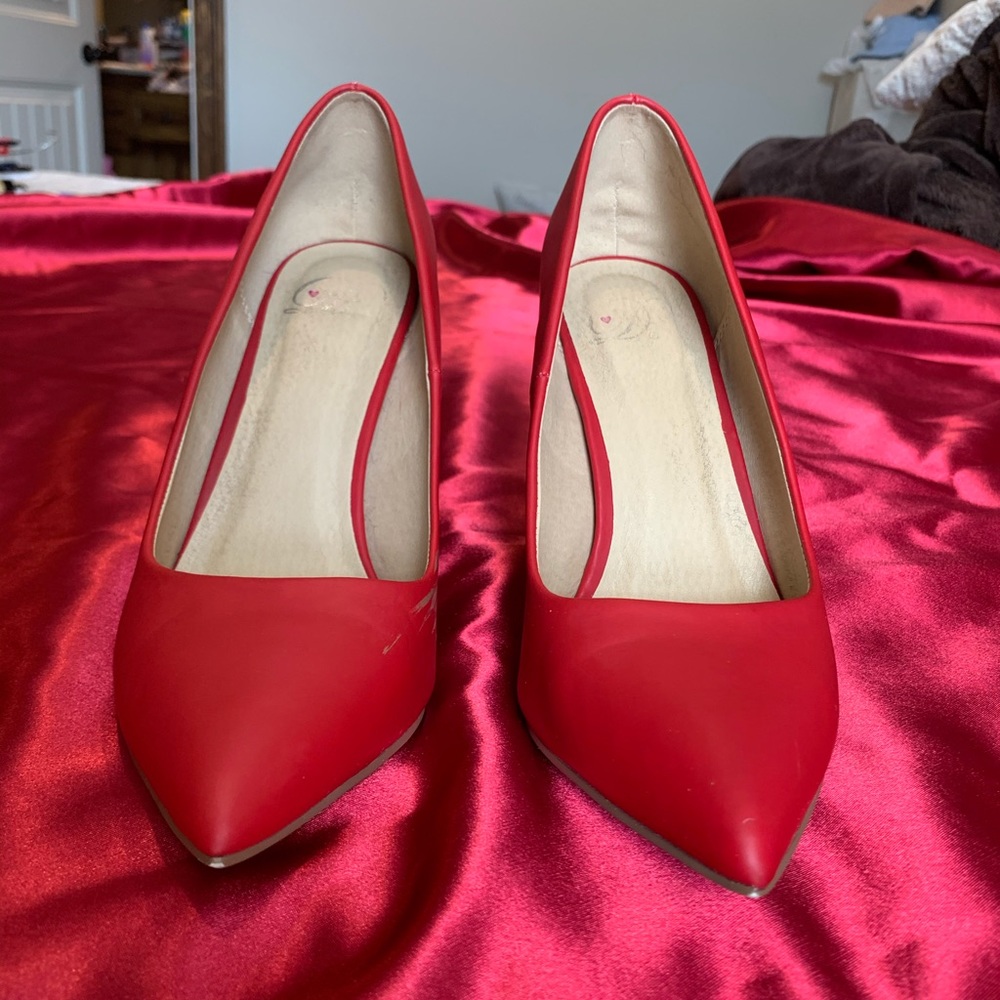 Red pumps/heels